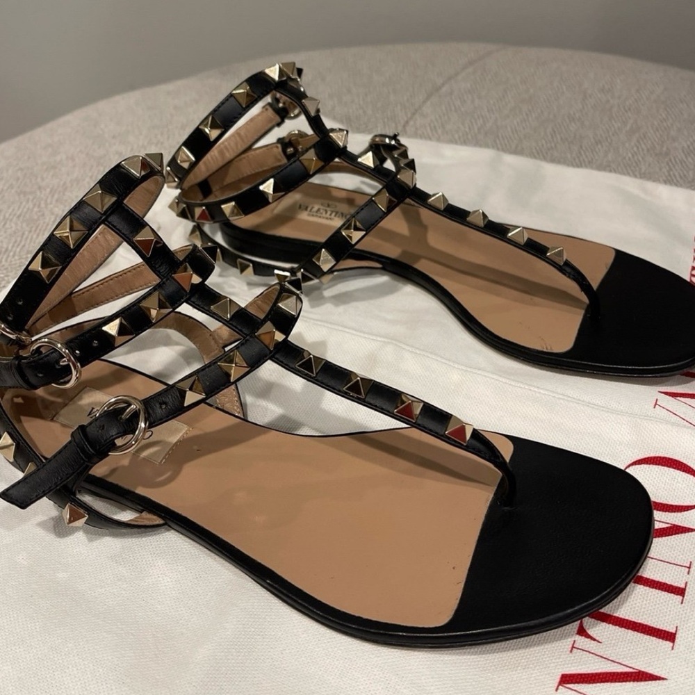 Valentino Rockstud Caged Leather Ankle Strap Thong
Sandal size 37, Black - Picture 8 of 12